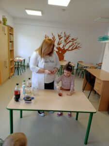 Przedszkole Żłobek Centrum Terapeutyczne | Limanowa Mordarka Przyszowa | skrzatek.eu|Kółko badawczo – eksperymentalne „Mali odkrywcy”